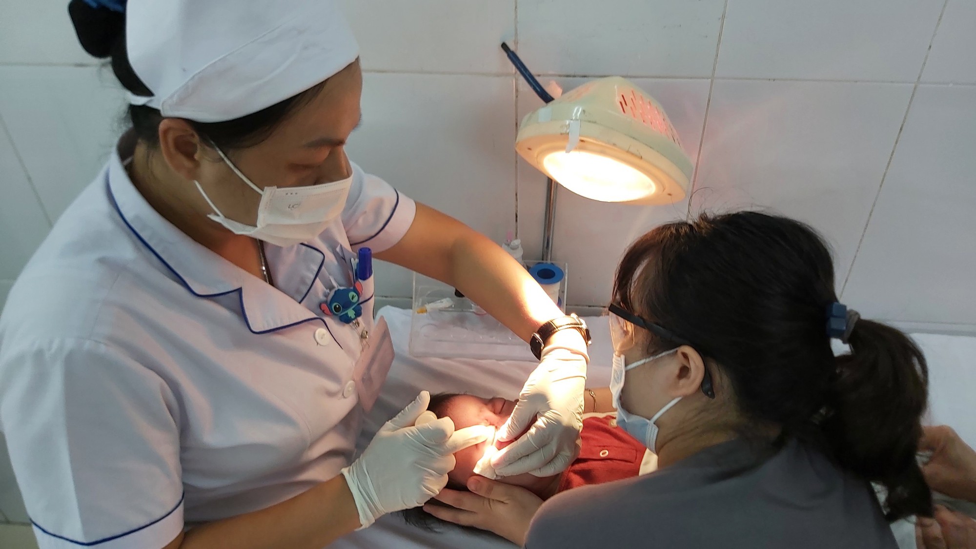 Đau mắt đ&oacute;, nhiều trẻ lo&eacute;t gi&aacute;c mạc do cha mẹ l&agrave;m điều sai lầm n&agrave;y   - Ảnh 1.