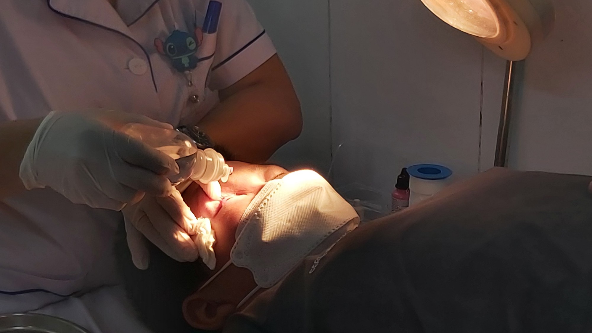 Đau mắt đ&oacute;, nhiều trẻ lo&eacute;t gi&aacute;c mạc do cha mẹ l&agrave;m điều sai lầm n&agrave;y   - Ảnh 2.