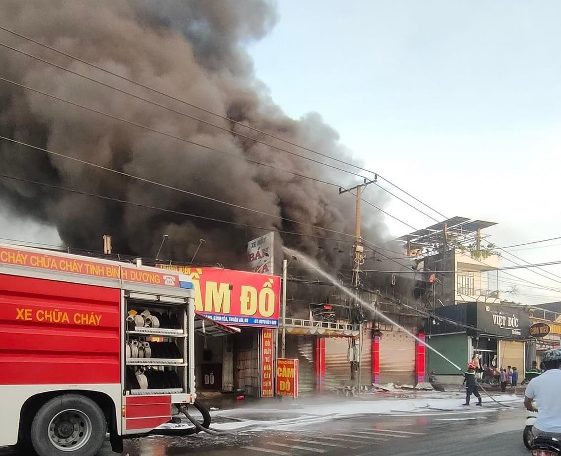 Ch&aacute;y cửa h&agrave;ng mua b&aacute;n xe m&aacute;y, h&agrave;ng trăm chiếc xe bị thi&ecirc;u rụi  - Ảnh 1.