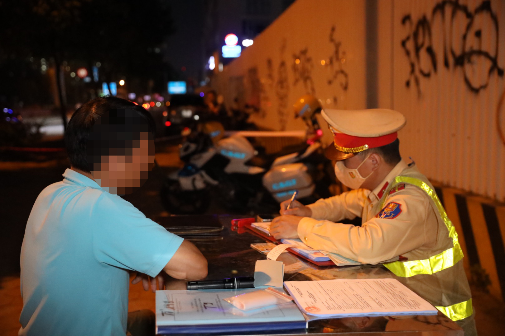 CSGT xuy&ecirc;n đ&ecirc;m kiểm tra tr&eacute;o địa b&agrave;n để truy t&igrave;m ma men - Ảnh 4.