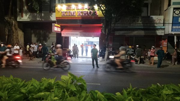 Hai kẻ x&ocirc;ng v&agrave;o cướp tiệm v&agrave;ng ở Kh&aacute;nh Ho&agrave; - Ảnh 4.