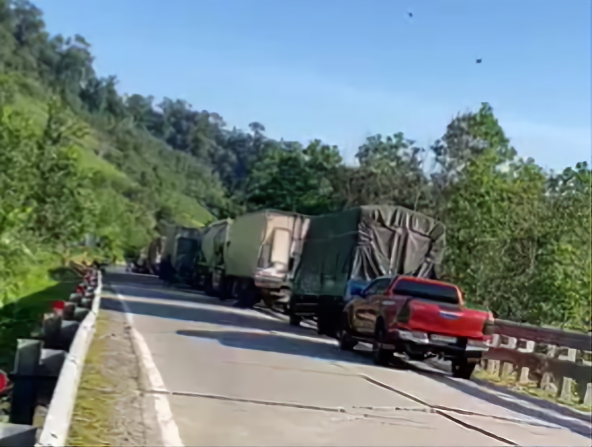 Lật xe tải tr&ecirc;n đường Hồ Ch&iacute; Minh, một người tử vong tại chỗ - Ảnh 2.