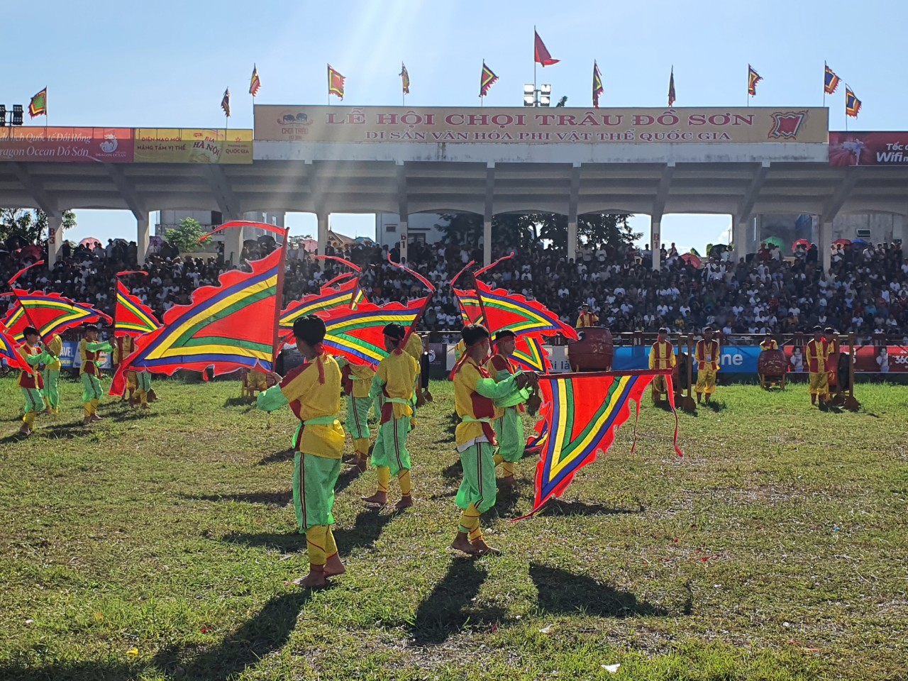 Hải Ph&ograve;ng: H&agrave;ng vạn du kh&aacute;ch chen ch&acirc;n nhau về xem lễn hội chọi tr&acirc;u Đồ Sơn 2023  - Ảnh 5.