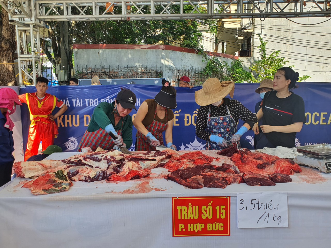 Hải Ph&ograve;ng: H&agrave;ng vạn du kh&aacute;ch chen ch&acirc;n nhau về xem lễn hội chọi tr&acirc;u Đồ Sơn 2023  - Ảnh 8.