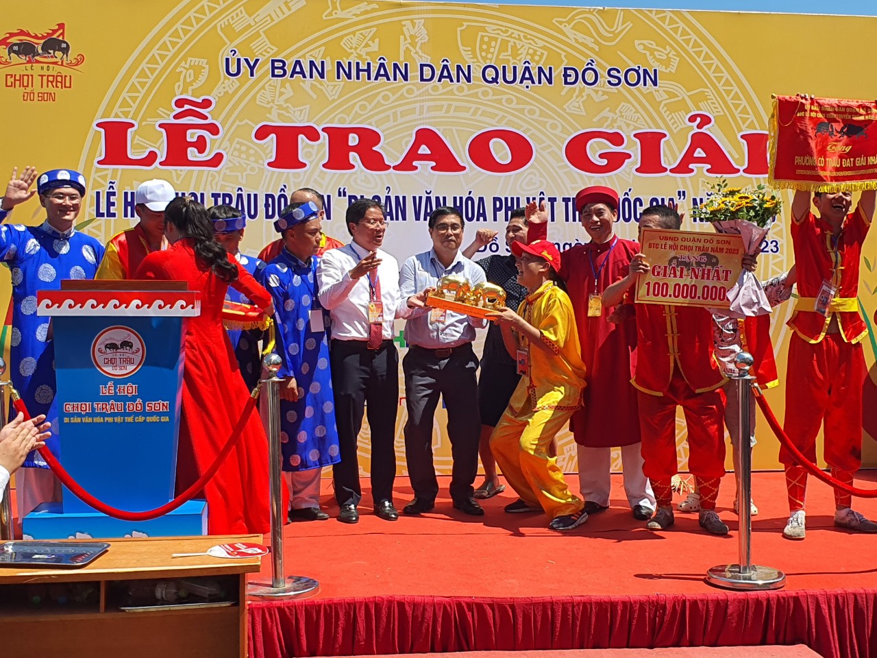 Những c&aacute;i nhất trong lễ hội chọi tr&acirc;u Đồ Sơn 2023 - Ảnh 2.