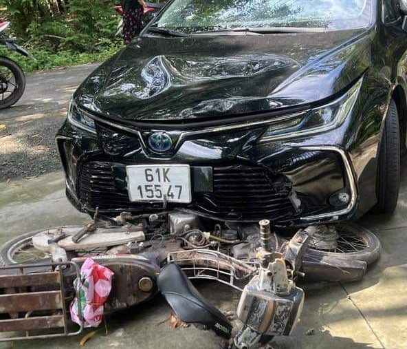Vụ va chạm giao th&ocirc;ng, &ocirc; t&ocirc; do nữ t&agrave;i xế điều khiển k&eacute;o l&ecirc; xe m&aacute;y hơn 2km về nh&agrave; m&igrave;nh - Ảnh 1.