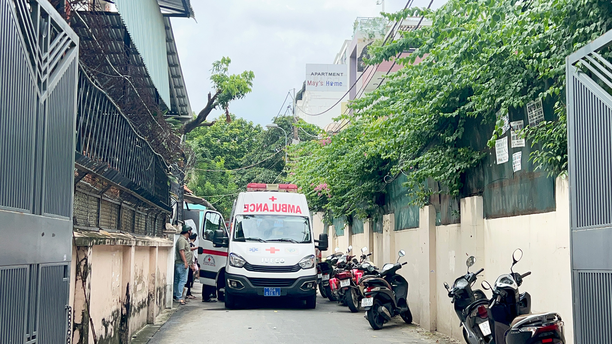 Cứu 2 người sau vụ sập nh&agrave; 4 tầng ở S&agrave;i G&ograve;n - Ảnh 2.