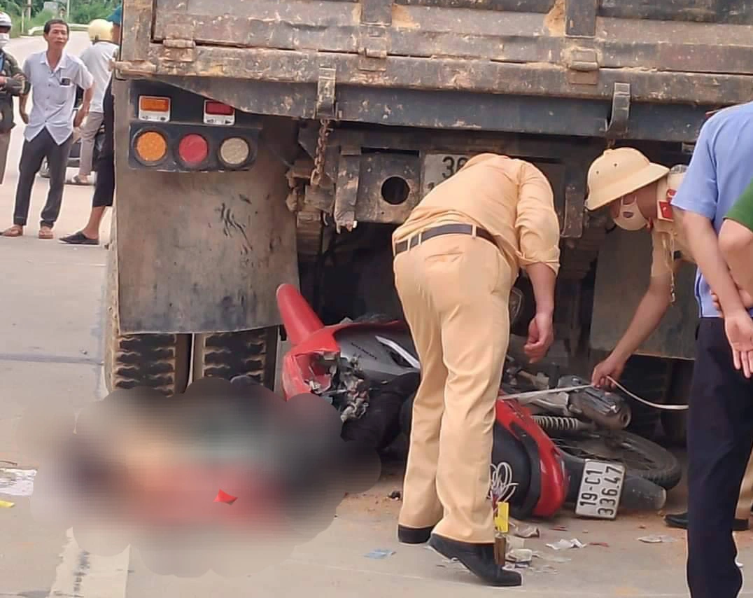 Đ&acirc;m v&agrave;o xe &ocirc; t&ocirc; tải đỗ c&ugrave;ng chiều, nam thanh ni&ecirc;n tử vong tại chỗ - Ảnh 1.