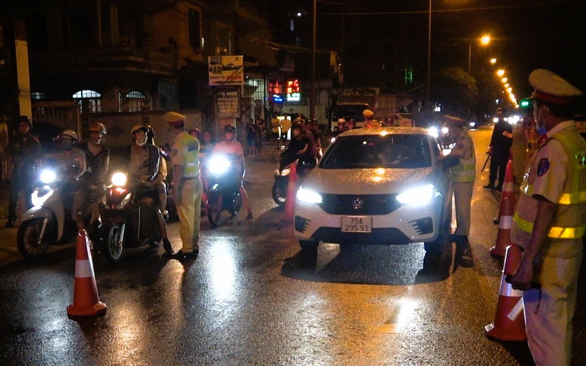 H&agrave;ng loạt t&agrave;i xế &ldquo;sa lưới&rdquo; chốt kiểm tra nồng độ cồn