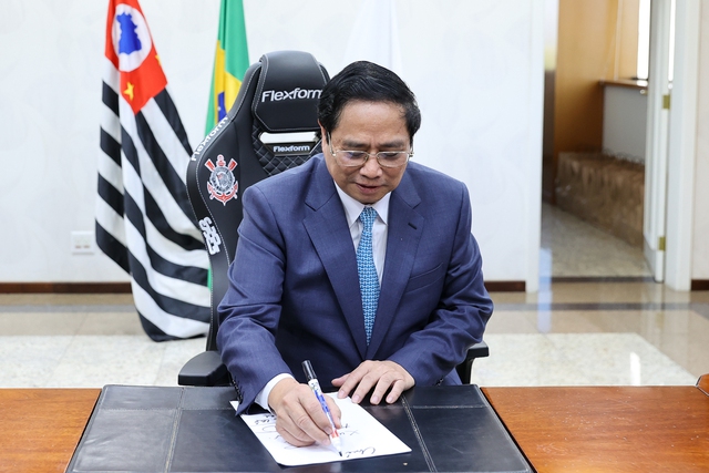 Thủ tướng mong một ng&agrave;y c&oacute; thể chứng kiến trận chung kết thế giới Việt Nam - Brazil - Ảnh 4.