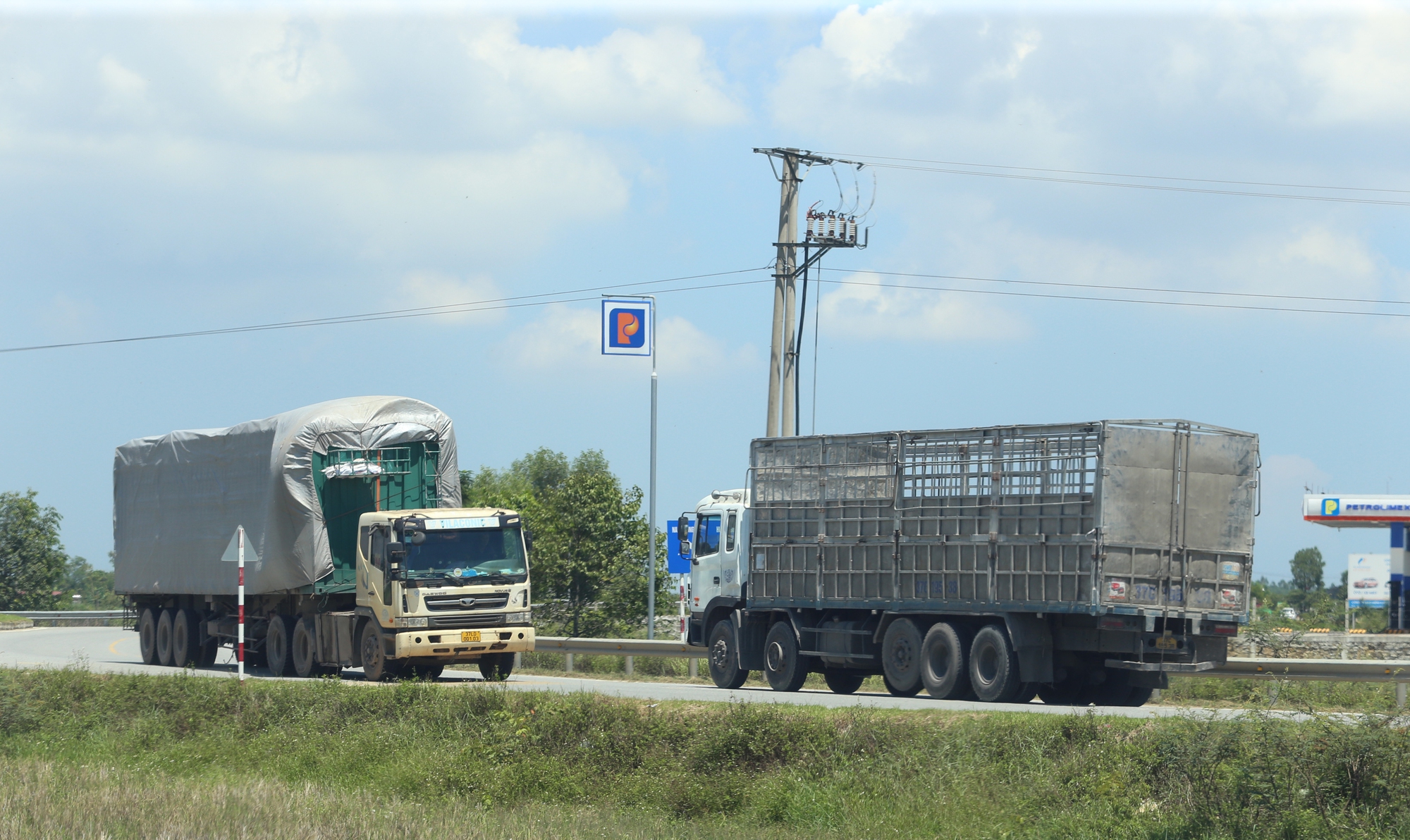Biển b&aacute;o hạn chế tải trọng tr&ecirc;n đường nối H&agrave; Tĩnh &ndash; Nghệ An lại bị tẩy x&oacute;a - Ảnh 2.