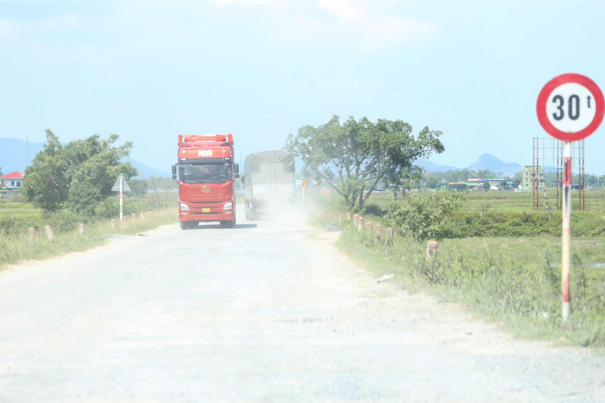 Biển b&aacute;o hạn chế tải trọng tr&ecirc;n đường nối H&agrave; Tĩnh &ndash; Nghệ An lại bị tẩy x&oacute;a - Ảnh 3.