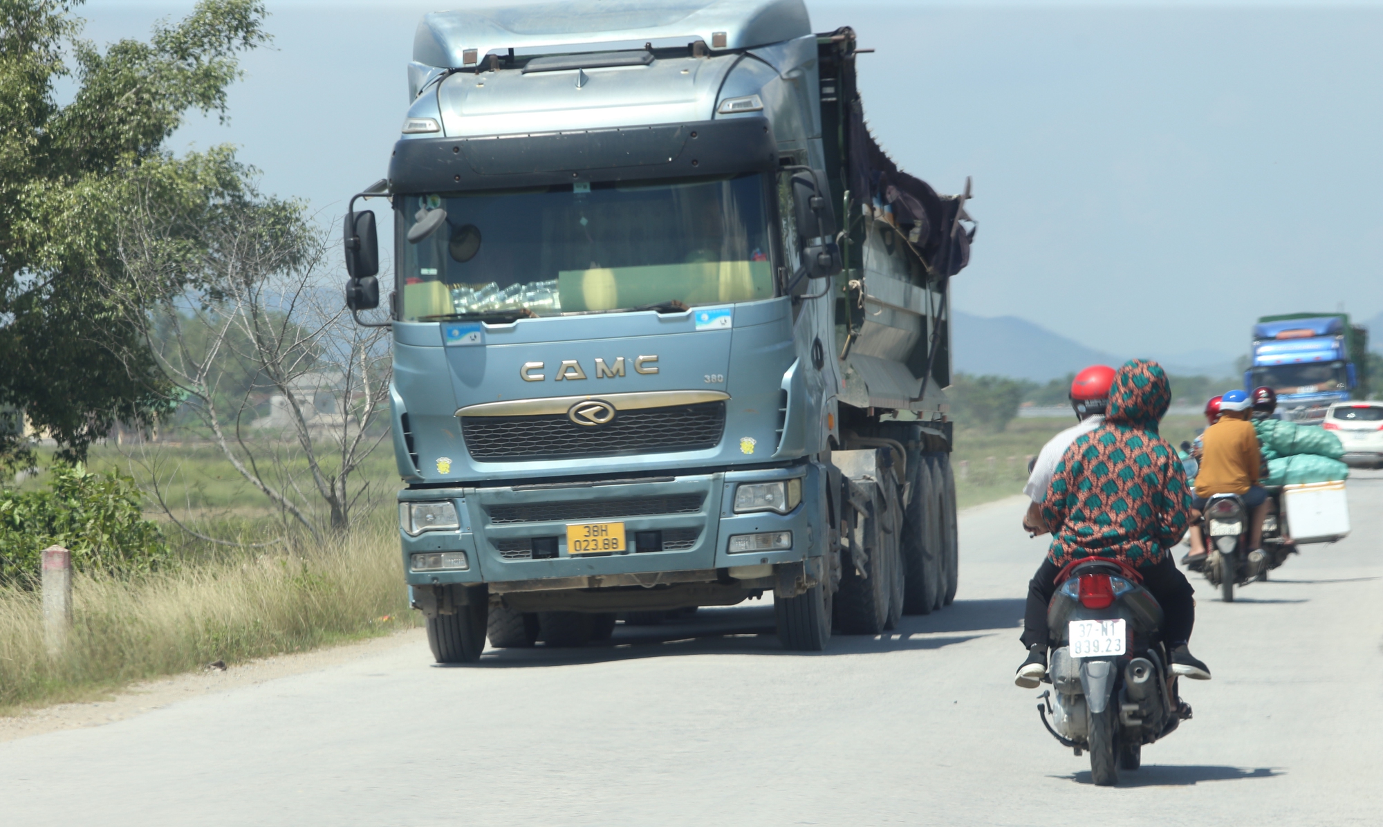 Biển b&aacute;o hạn chế tải trọng tr&ecirc;n đường nối H&agrave; Tĩnh &ndash; Nghệ An lại bị tẩy x&oacute;a - Ảnh 5.