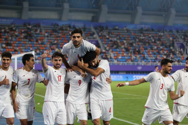 ASIAD 19: Thắng tưng bừng M&ocirc;ng Cổ, Olympic Iran v&agrave;o v&ograve;ng 1/8  - Ảnh 1.