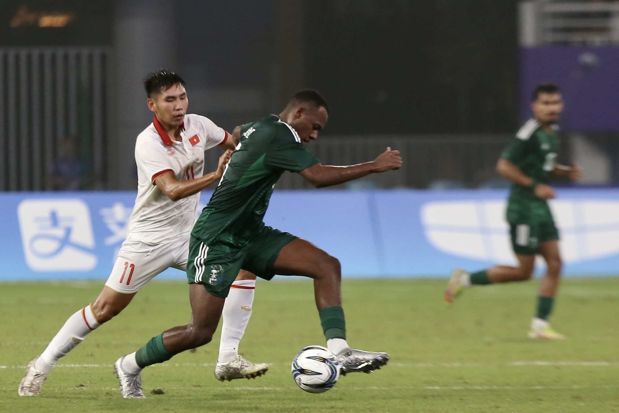 Bị loại sau v&ograve;ng bảng, Olympic Việt Nam nhận &ldquo;mưa&rdquo; gạch đ&aacute; từ CĐV Đ&ocirc;ng Nam &Aacute;  - Ảnh 1.