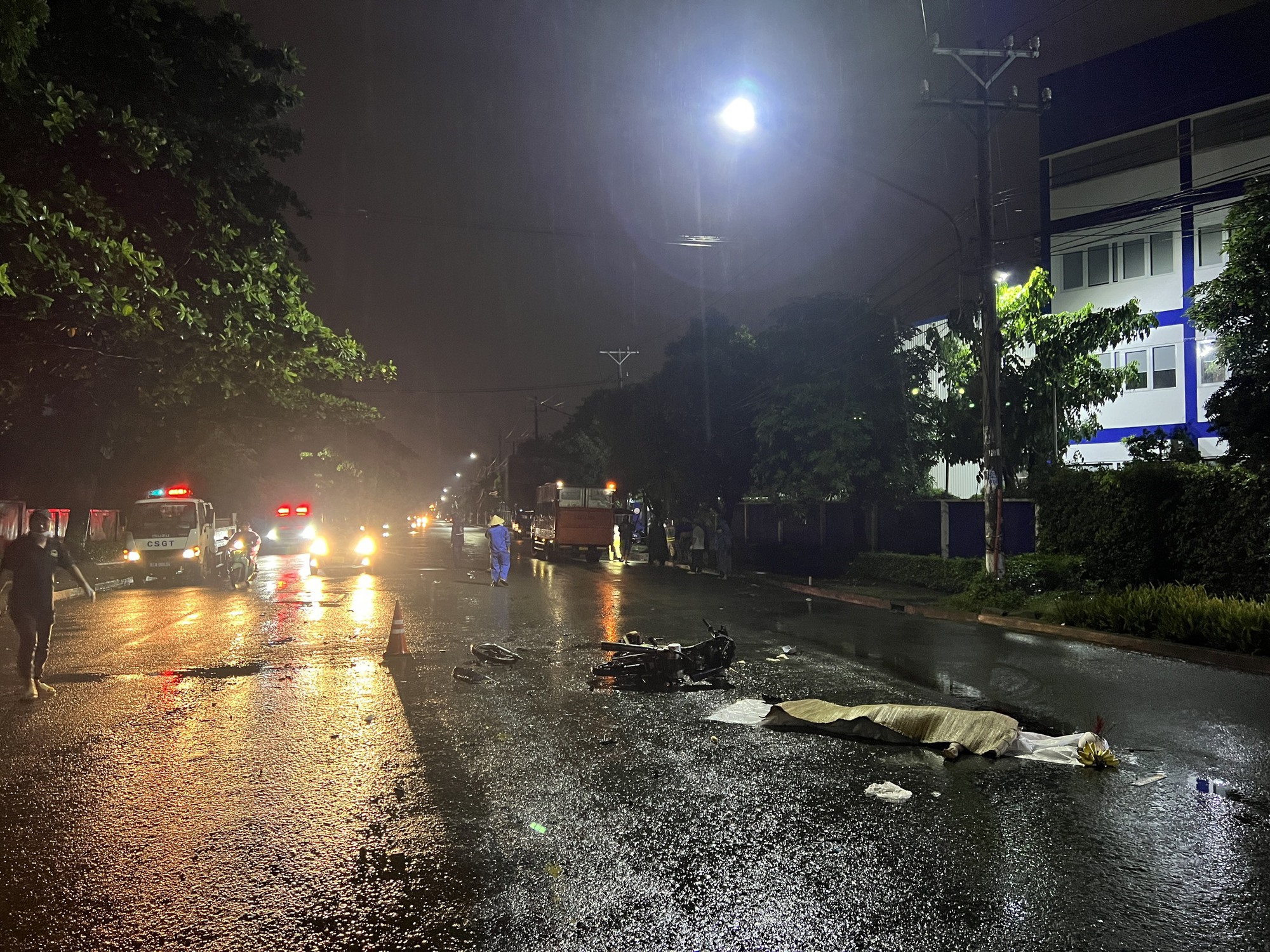 Xe m&aacute;y va chạm xe tải trong KCN S&oacute;ng Thần, một người chết  - Ảnh 1.