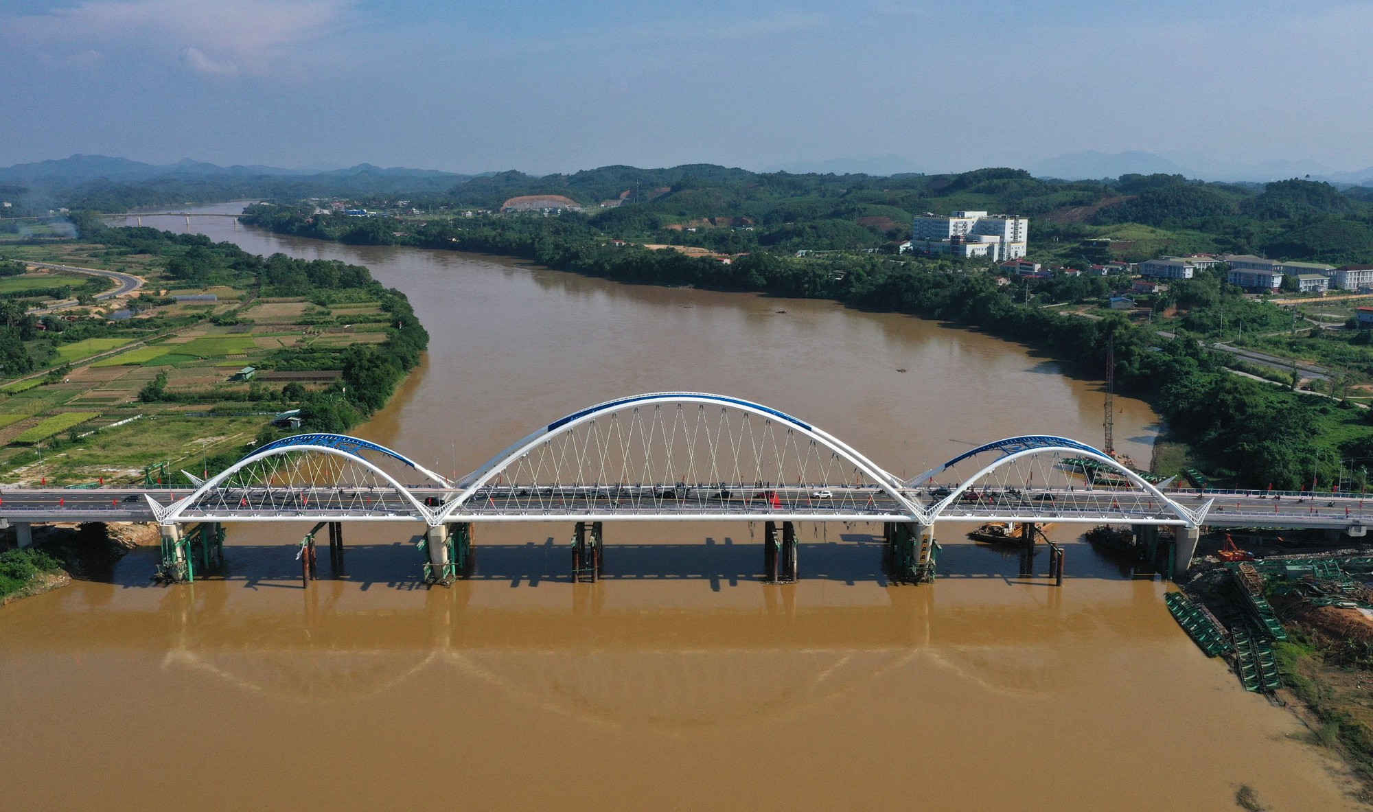 Ph&oacute; Thủ tướng Ch&iacute;nh phủ Trần Hồng H&agrave; dự lễ kh&aacute;nh th&agrave;nh c&acirc;y cầu 650 tỷ đồng ở Y&ecirc;n B&aacute;i - Ảnh 6.