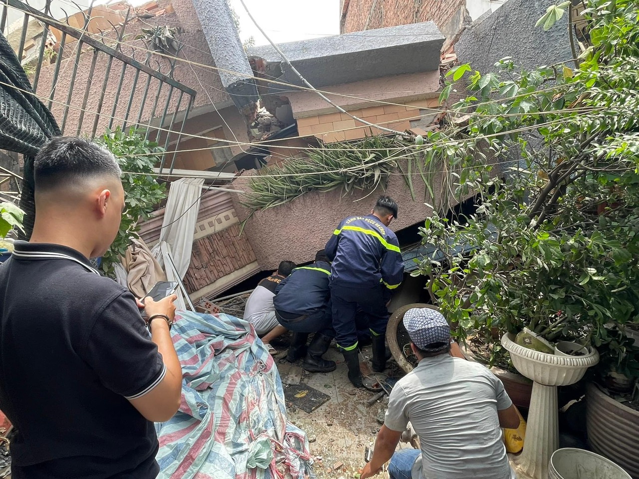 Vụ sập nh&agrave; 4 tầng ở TP.HCM: C&aacute;c nạn nh&acirc;n bị thương nhưng kh&ocirc;ng đe doạ t&iacute;nh mạng - Ảnh 1.