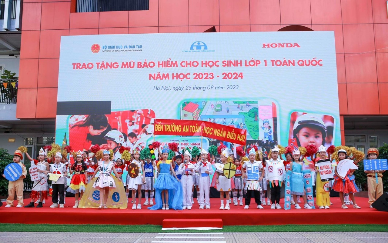 Hơn 2 triệu học sinh được trao tặng mũ bảo hiểm đạt chuẩn năm học 2023 - 2024 - Ảnh 8.