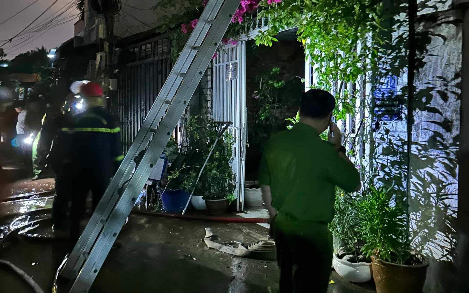 Nữ gi&uacute;p việc nghi tự thi&ecirc;u g&acirc;y ch&aacute;y nh&agrave;, vợ chồng gia chủ bế con tr&egrave;o sang h&agrave;ng x&oacute;m