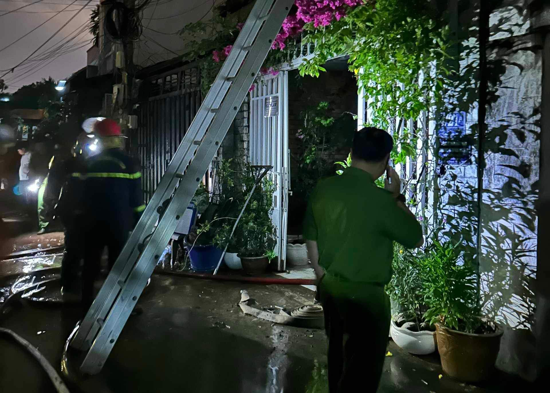 TP.HCM: Ch&aacute;y nh&agrave; trong đ&ecirc;m, 1 người chết nghi tự thi&ecirc;u - Ảnh 1.