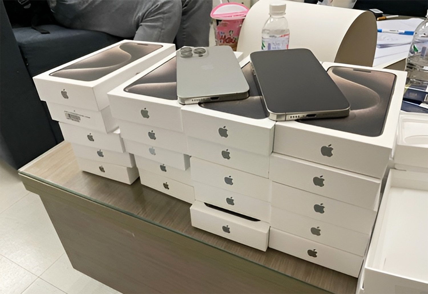 Bu&ocirc;n lậu 22 chiếc điện thoại Iphone 15 Promax từ Singapore về Việt Nam - Ảnh 2.