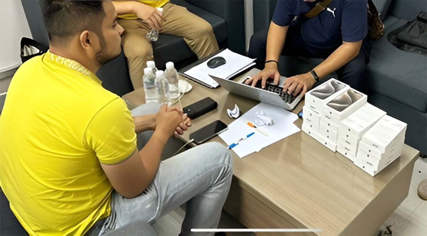 Bu&ocirc;n lậu 22 chiếc điện thoại Iphone 15 Promax từ Singapore về Việt Nam - Ảnh 1.