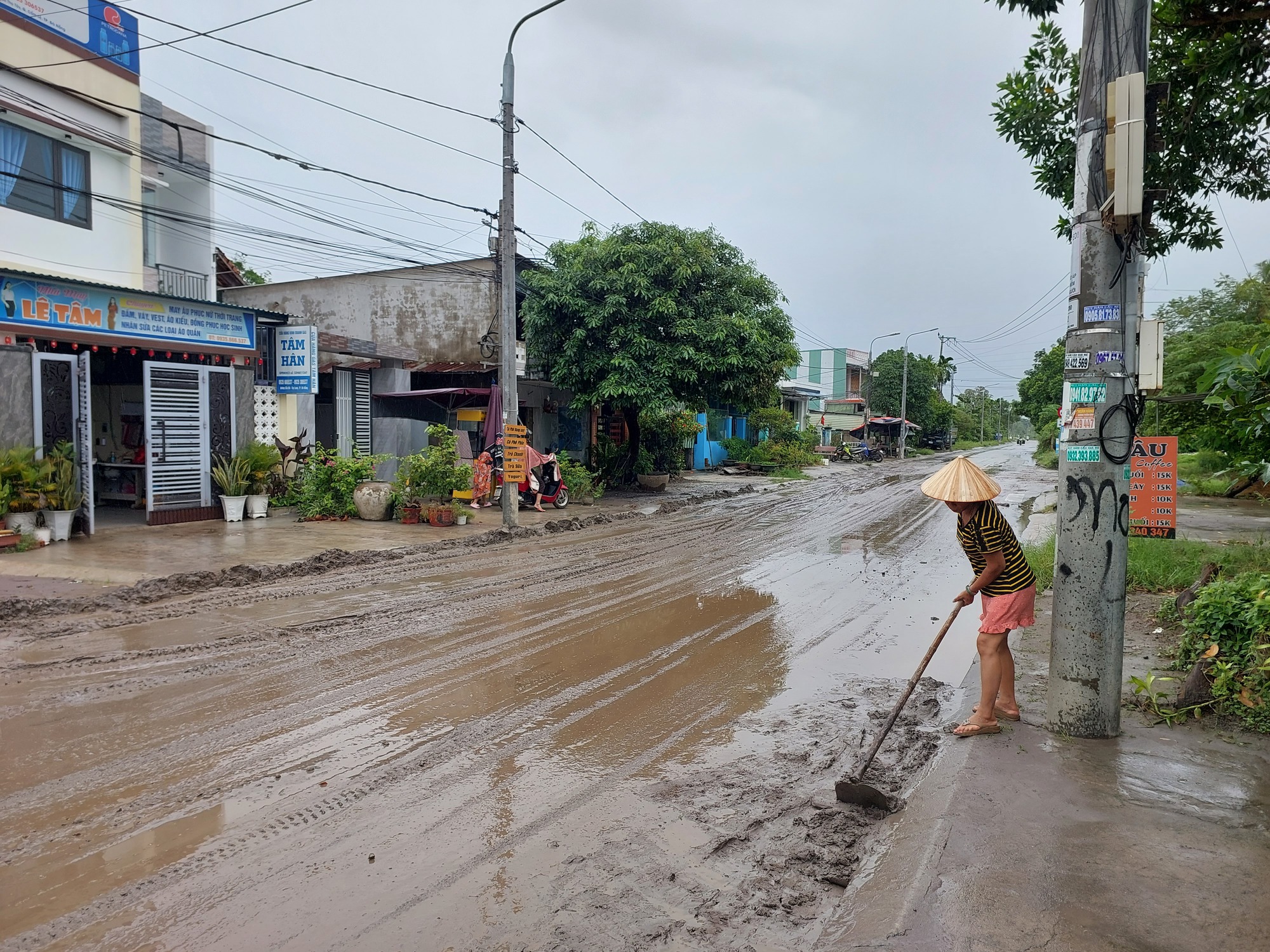 Đ&agrave; Nẵng: Nước tr&agrave;n v&agrave;o nh&agrave; d&acirc;n, b&ugrave;n đất ngập đường sau mưa lớn - Ảnh 5.