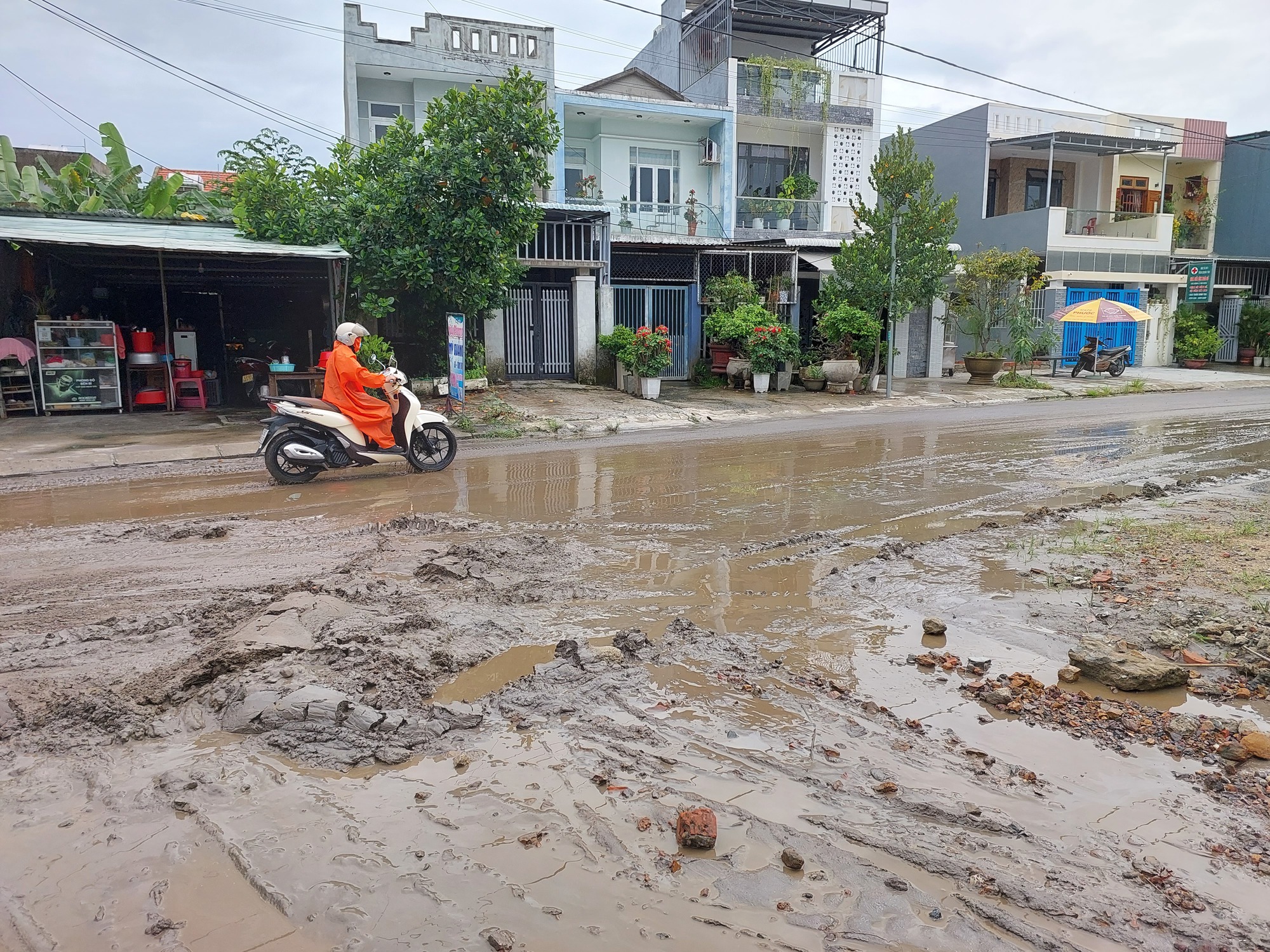 Đ&agrave; Nẵng: Nước tr&agrave;n v&agrave;o nh&agrave; d&acirc;n, b&ugrave;n đất ngập đường sau mưa lớn - Ảnh 1.
