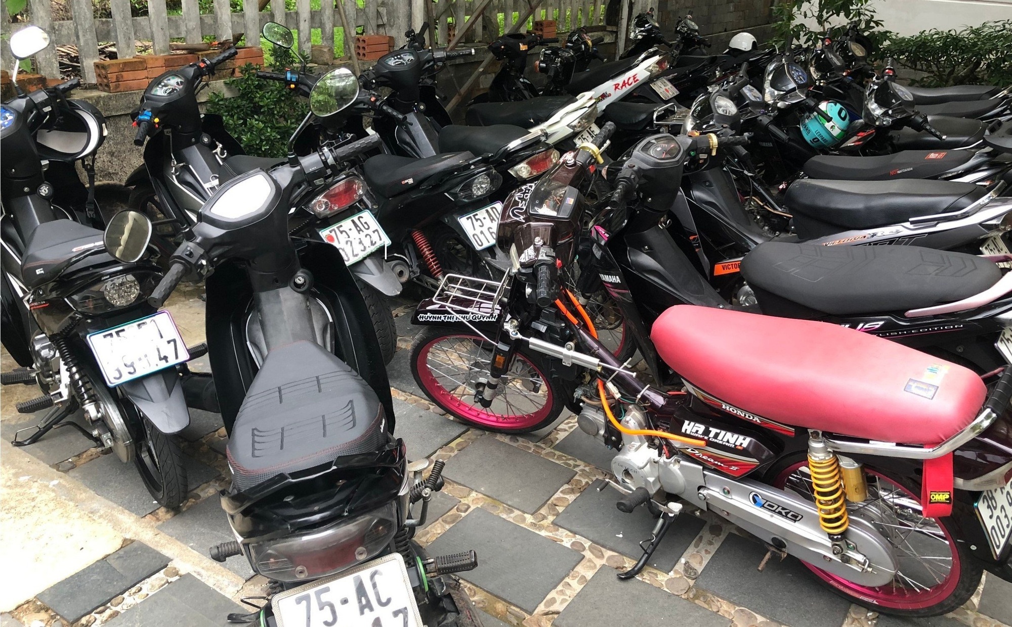 C&ocirc;ng an mật phục bắt giữ nhiều thanh thiếu ni&ecirc;n tụ tập chạy xe lạng l&aacute;ch, đ&aacute;nh v&otilde;ng - Ảnh 1.