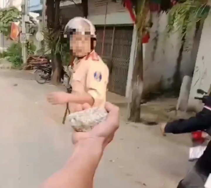 C&ocirc;ng an x&aacute;c minh một nh&oacute;m người đuổi đ&aacute;nh CSGT ở H&agrave; Giang - Ảnh 1.