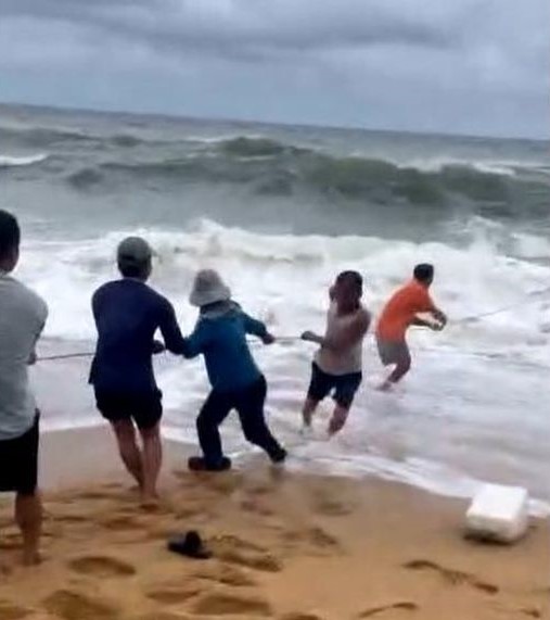 Cứu thành công 3 ngư dân ôm can nhựa trôi trên biển suốt 4 giờ - Ảnh 1. Cứu thành công 3 ngư dân ôm can nhựa trôi trên biển suốt 4 giờ - Ảnh 1.