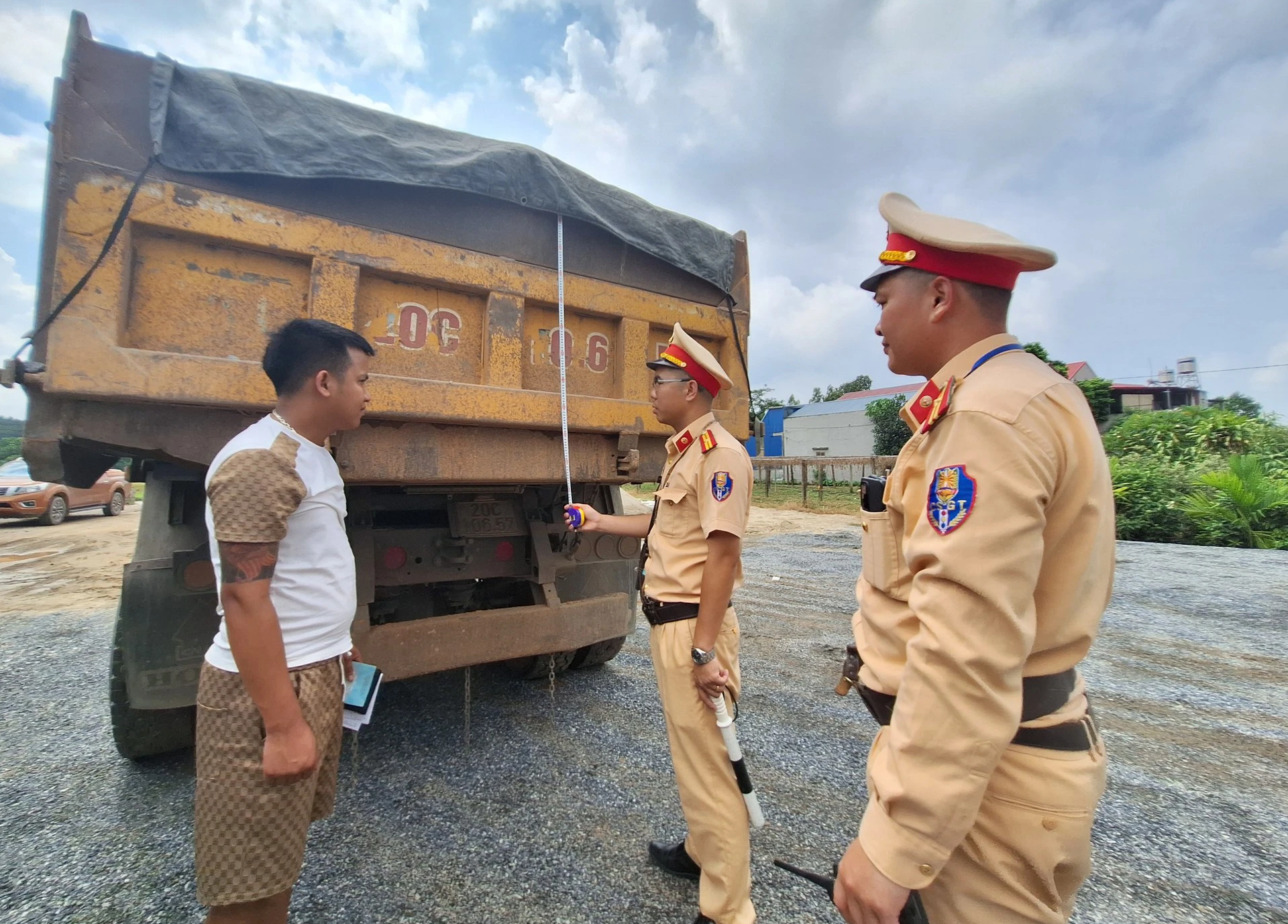 CSGT Th&aacute;i Nguy&ecirc;n h&oacute;a trang, mật phục xử l&yacute; h&agrave;ng loạt xe tải v&agrave;o đường cấm - Ảnh 1.