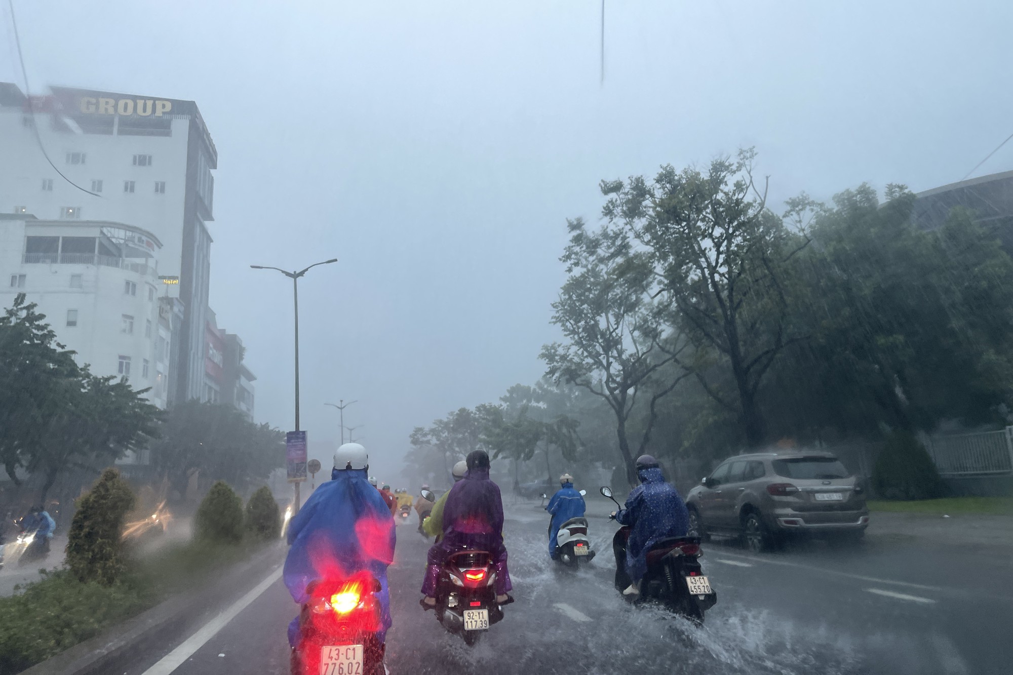 Đường phố Đ&agrave; Nẵng th&agrave;nh s&ocirc;ng sau mưa lớn, &ocirc; t&ocirc; b&igrave; b&otilde;m lội nước - Ảnh 10.