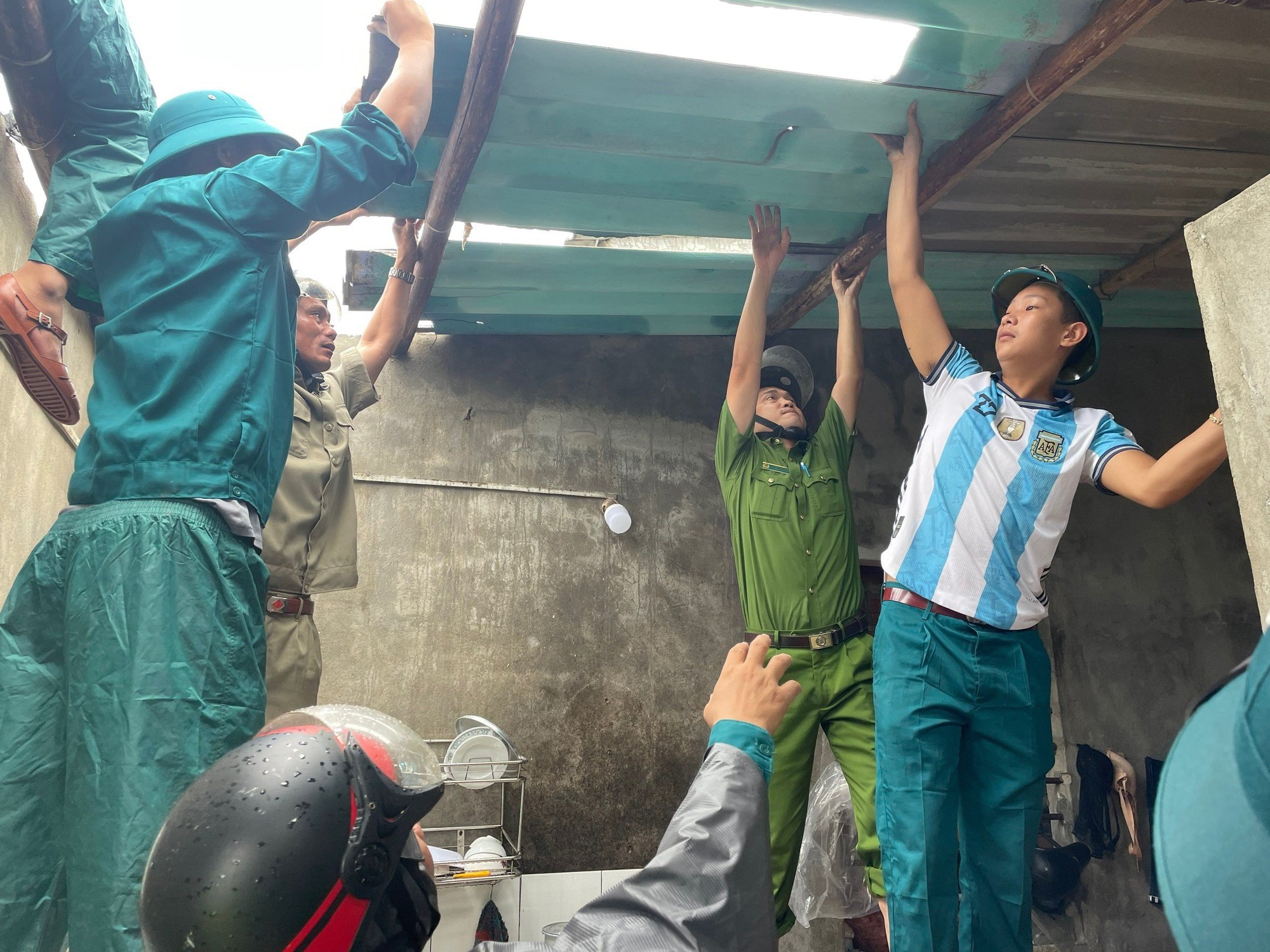 Mưa lớn k&egrave;m lốc xo&aacute;y l&agrave;m 6 người ở Huế bị thương, 84 nh&agrave; tốc m&aacute;i - Ảnh 1.