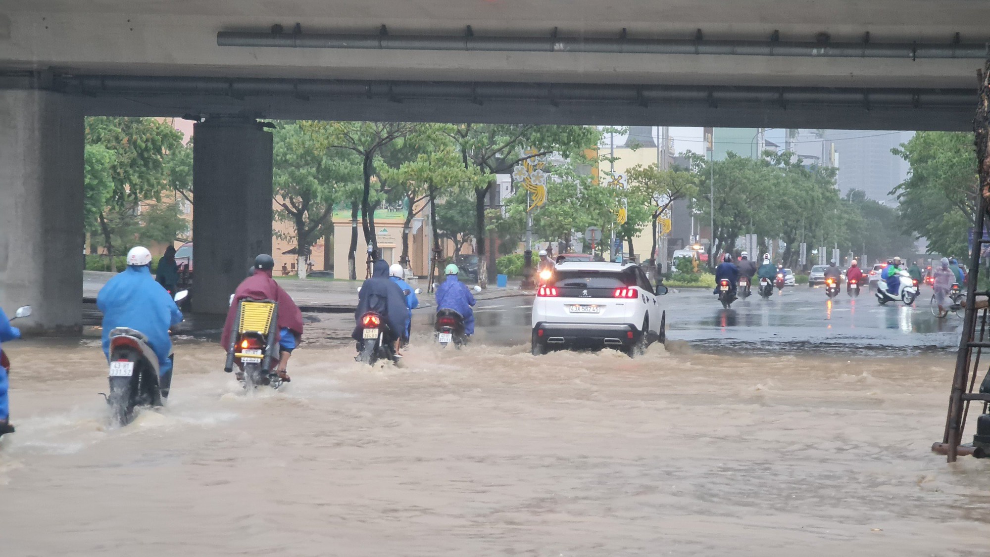 Đường phố Đ&agrave; Nẵng th&agrave;nh s&ocirc;ng sau mưa lớn, &ocirc; t&ocirc; b&igrave; b&otilde;m lội nước - Ảnh 8.