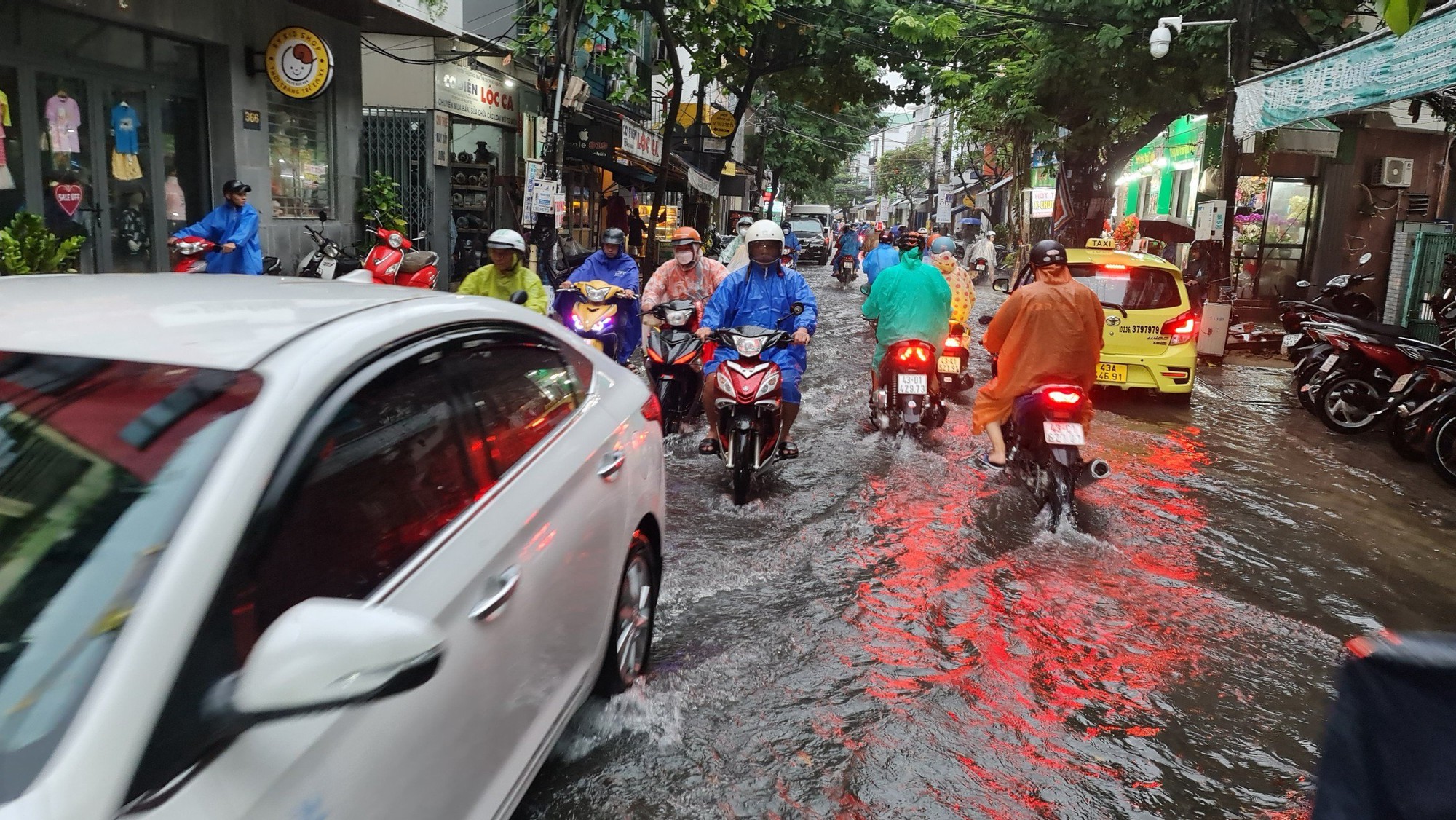 Đường phố Đ&agrave; Nẵng th&agrave;nh s&ocirc;ng sau mưa lớn, &ocirc; t&ocirc; b&igrave; b&otilde;m lội nước - Ảnh 7.