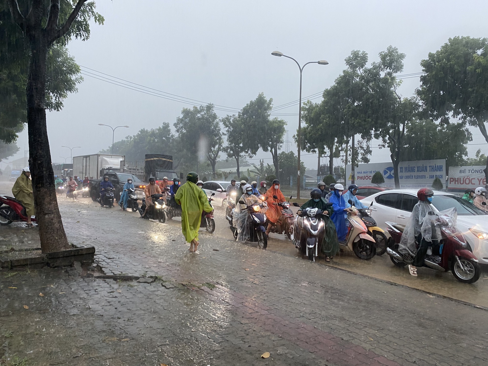 Đường phố Đ&agrave; Nẵng th&agrave;nh s&ocirc;ng sau mưa lớn, &ocirc; t&ocirc; b&igrave; b&otilde;m lội nước - Ảnh 2.