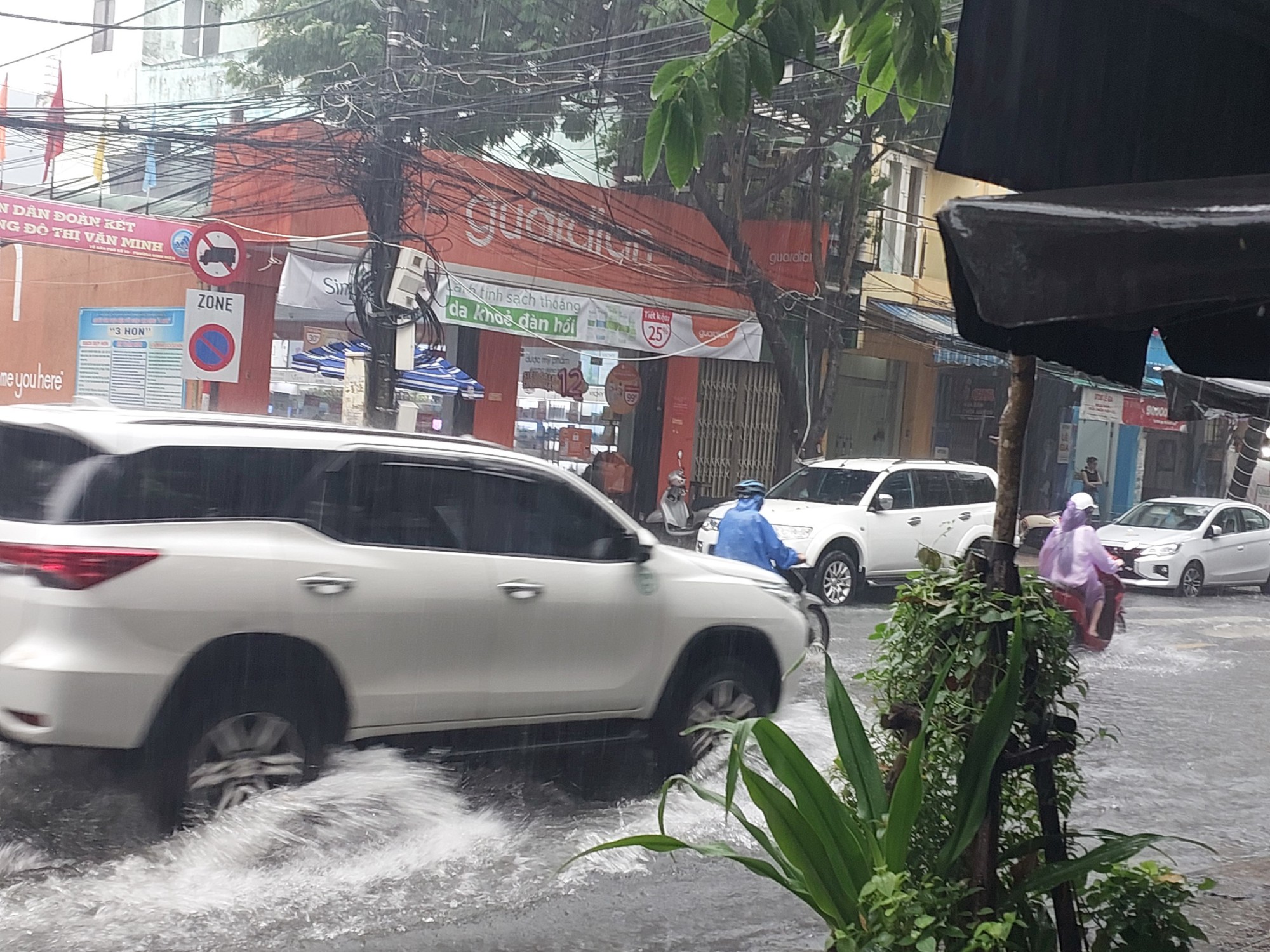 Đường phố Đ&agrave; Nẵng th&agrave;nh s&ocirc;ng sau mưa lớn, &ocirc; t&ocirc; b&igrave; b&otilde;m lội nước - Ảnh 9.
