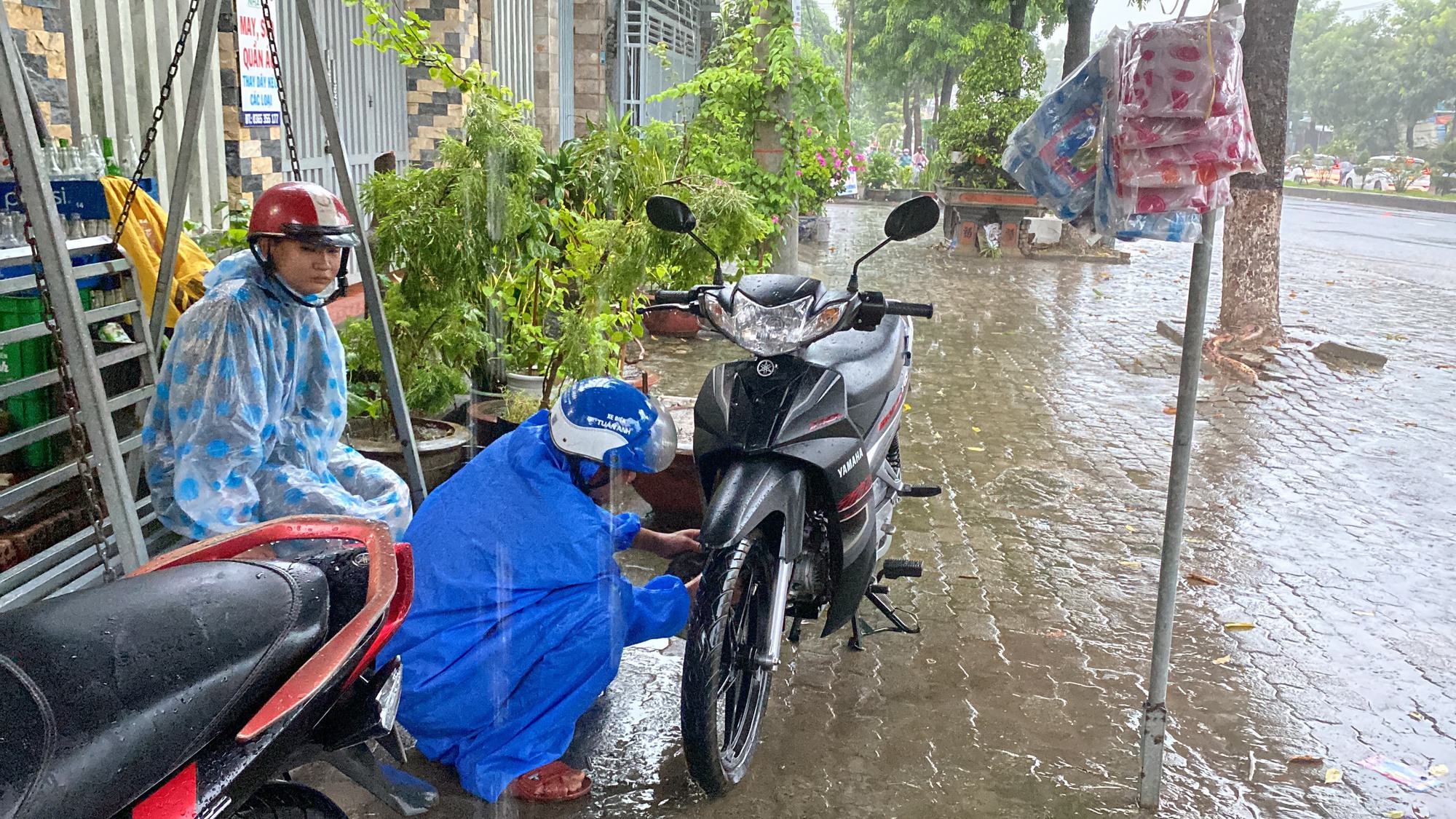 Đường phố Đ&agrave; Nẵng th&agrave;nh s&ocirc;ng sau mưa lớn, &ocirc; t&ocirc; b&igrave; b&otilde;m lội nước - Ảnh 6.
