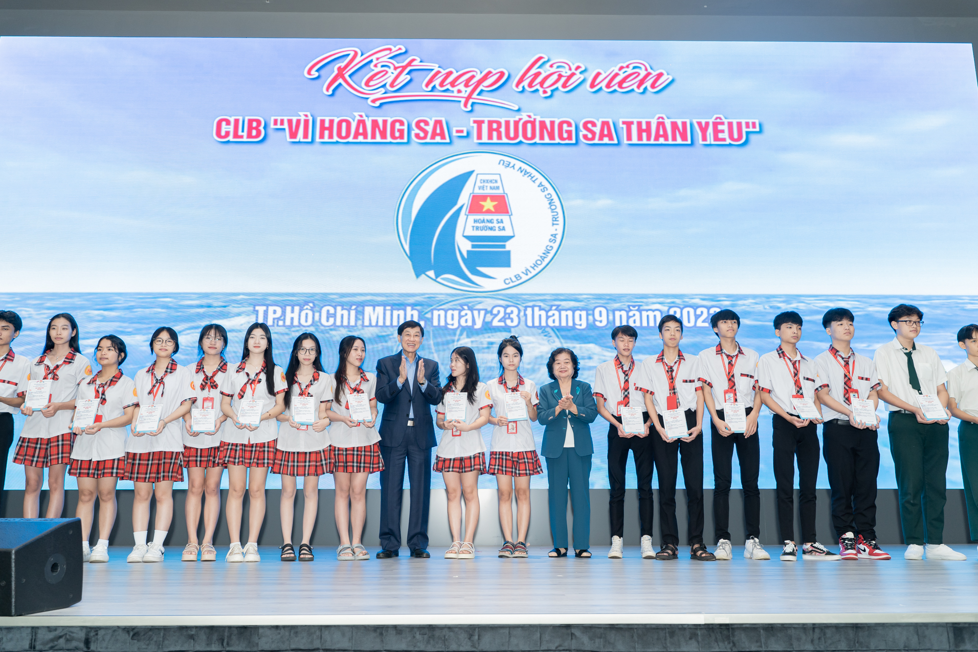 &Ocirc;ng Johnathan Hạnh Nguyễn, Ti&ecirc;n Nguyễn trao học bổng dự &aacute;n "Ươm mầm tương lai" - Ảnh 1.