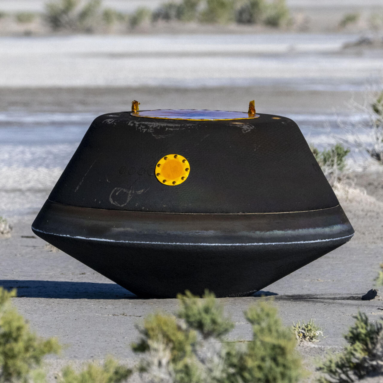 Vi&ecirc;n nang NASA mang về nh&agrave; c&aacute;c mẫu tiểu h&agrave;nh tinh c&oacute; ni&ecirc;n đại từ sự ra đời của hệ mặt trời - Ảnh 1.