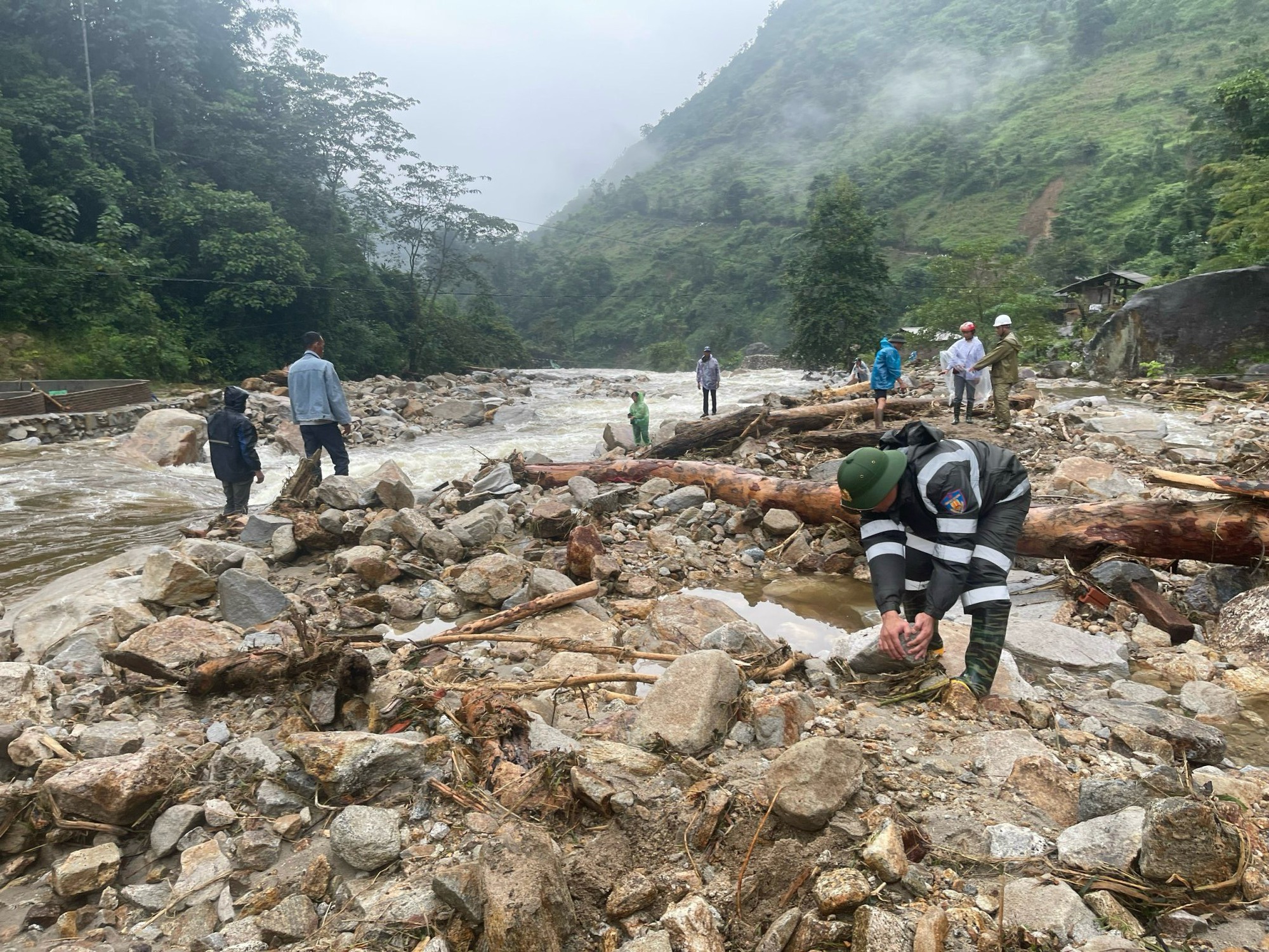 T&igrave;m thấy th&ecirc;m thi thể Trưởng trạm Y tế sau 12 ng&agrave;y xảy ra trận lũ qu&eacute;t ở L&agrave;o Cai - Ảnh 1.