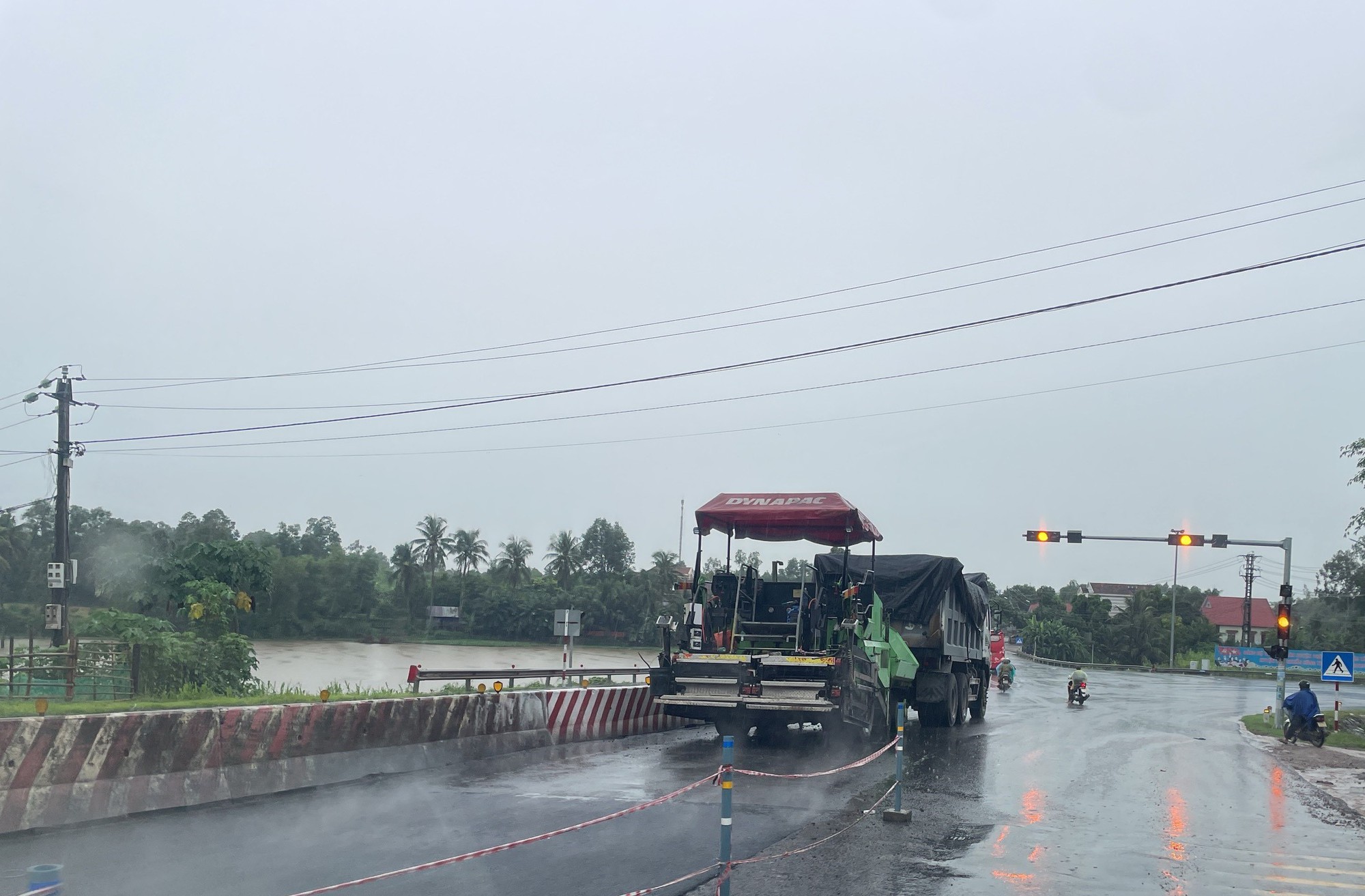 Sẽ thay lại lớp nhựa thảm khi gặp mưa tại Bình Định - Ảnh 1. Sẽ thay lại lớp nhựa thảm khi gặp mưa tại Bình Định - Ảnh 1.