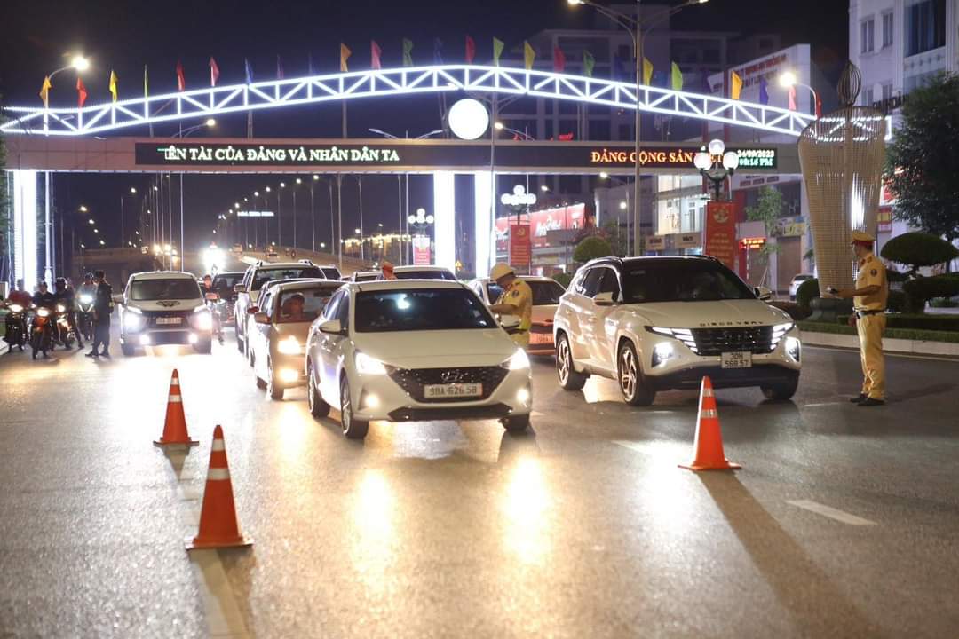 Nhiều c&aacute;n bộ ở Bắc Giang uống rượu từ s&aacute;ng, chiều vẫn vi phạm nồng độ cồn - Ảnh 2.