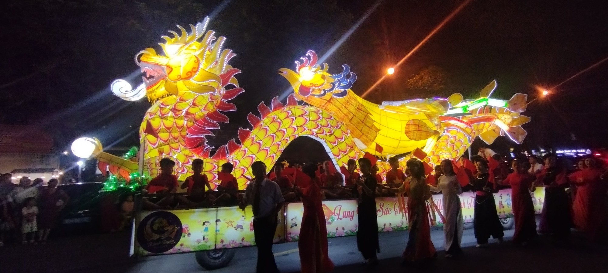 Ấn tượng Trung thu Th&agrave;nh Tuy&ecirc;n trong l&ograve;ng du kh&aacute;ch - Ảnh 4.