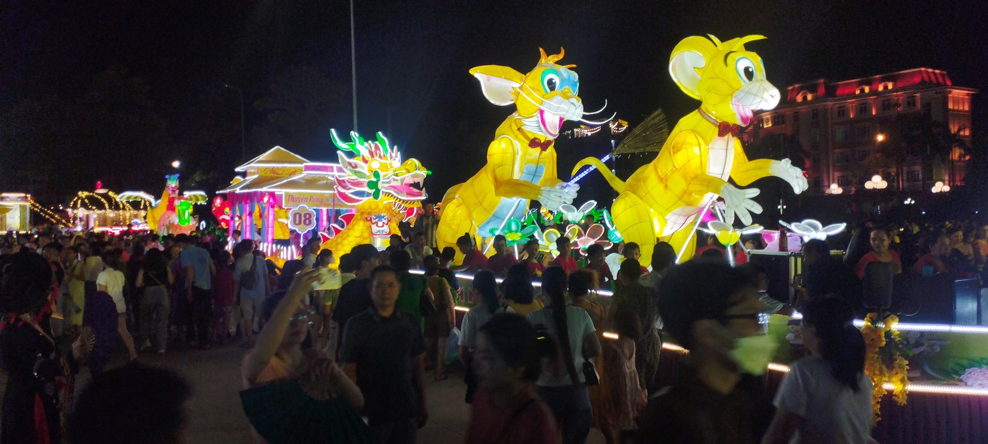 Ấn tượng Trung thu Th&agrave;nh Tuy&ecirc;n trong l&ograve;ng du kh&aacute;ch - Ảnh 1.