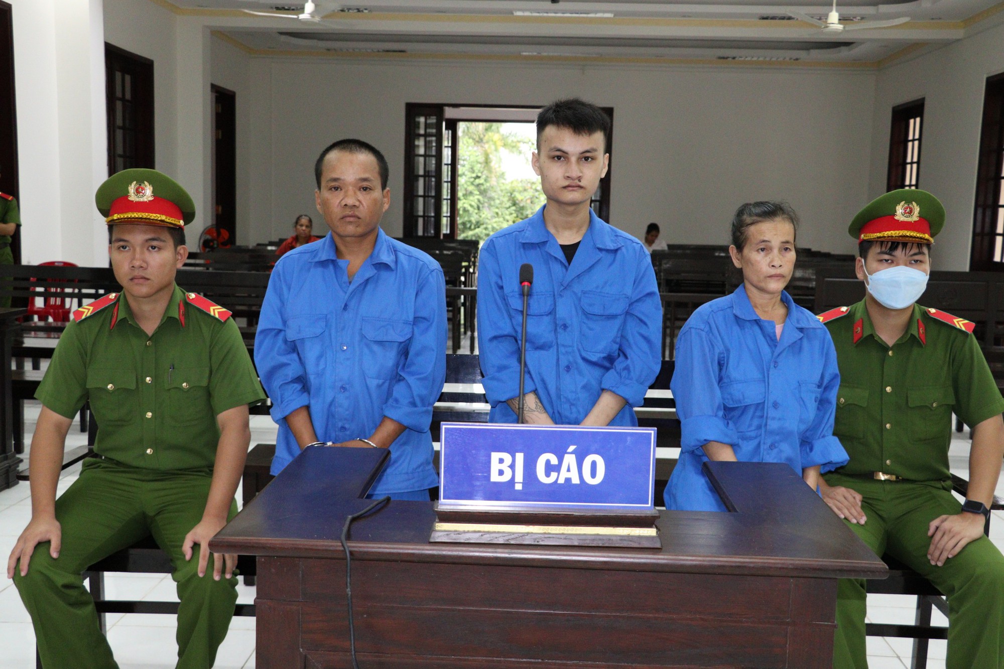 Nam thanh ni&ecirc;n s&aacute;t hại người đồng t&iacute;nh, cướp t&agrave;i sản lĩnh &aacute;n - Ảnh 1.