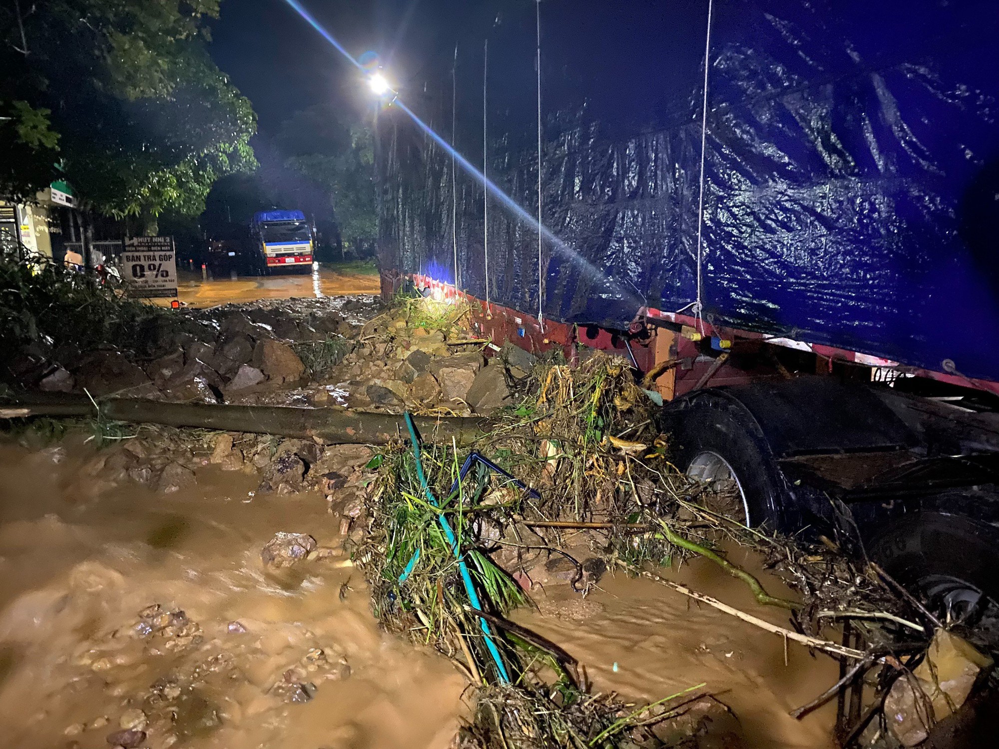 Mưa lớn g&acirc;y sạt lở, chia cắt nhiều khu vực ở huyện miền n&uacute;i Quảng B&igrave;nh - Ảnh 1.