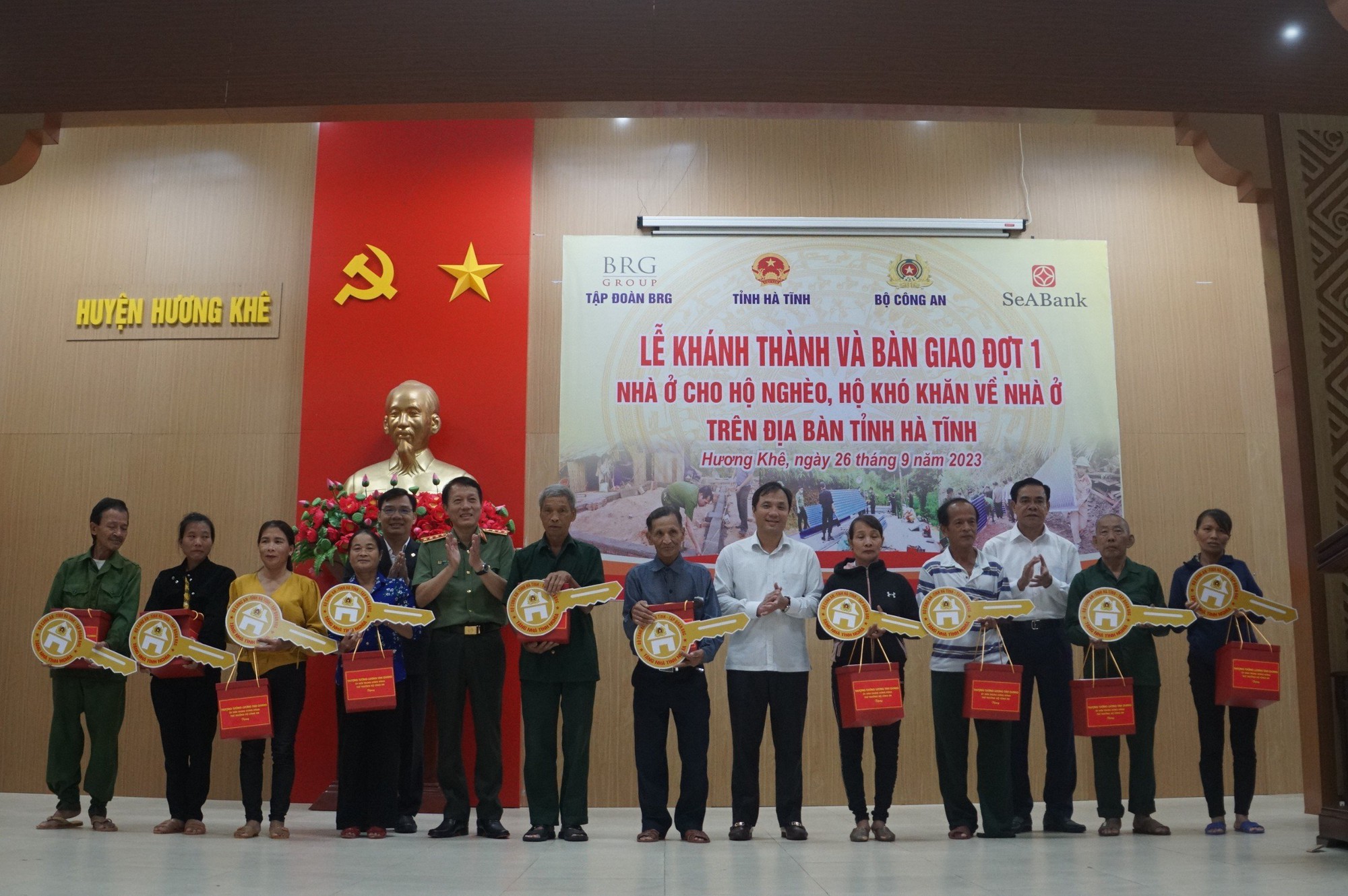B&agrave;n giao 600 ng&ocirc;i nh&agrave; cho người ngh&egrave;o từ nguồn k&ecirc;u gọi hỗ trợ của Bộ C&ocirc;ng an - Ảnh 1.